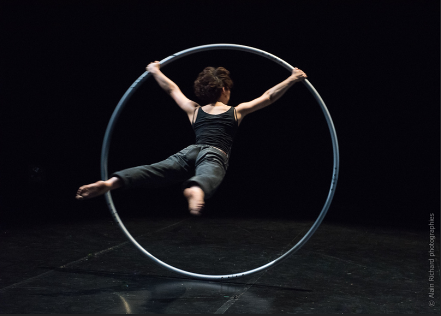 A vos agendas avant-première de La pointe du compas, dernière création : monologue pour une circassienne et sa roue cyr.
RDV <a href="/theatre2chelles/">Théâtre de Chelles</a> le jeudi 3 novembre à 15h.
Invitations pro en DM. 
compagniehkc.fr/la-pointe-du-c…