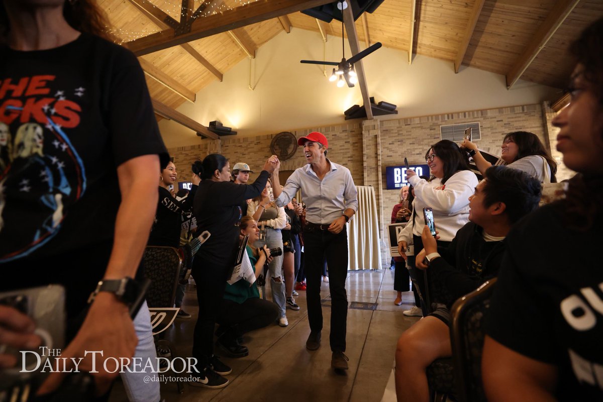 DailyToreador's tweet photo. The democratic gubernatorial candidate, Beto, is on the Texas Tech campus encouraging students to register to vote at the Frazier Alumni Pavillon. https://t.co/Ma8dpElMtT
