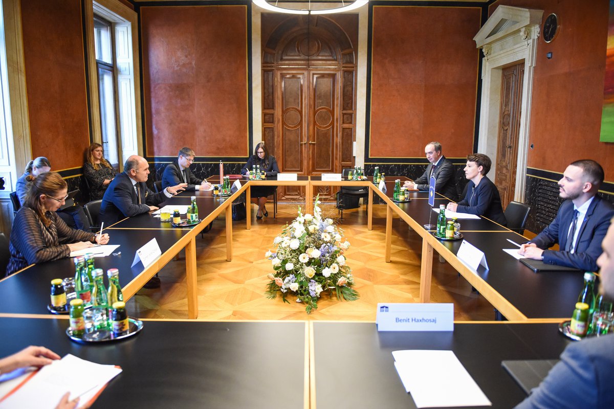 Herzlichen Dank, Herr Präsident Sobotka <a href="/OeParl/">Parlament Österreich</a>, für den freundlichen Empfang und den politischen Austausch im 🇦🇹 Nationalrat.
Es war eine Ehre, als Vertreterin der jüngsten Demokratie Europas diese Einladung wahrnehmen zu können. 🇦🇹🤝🇽🇰