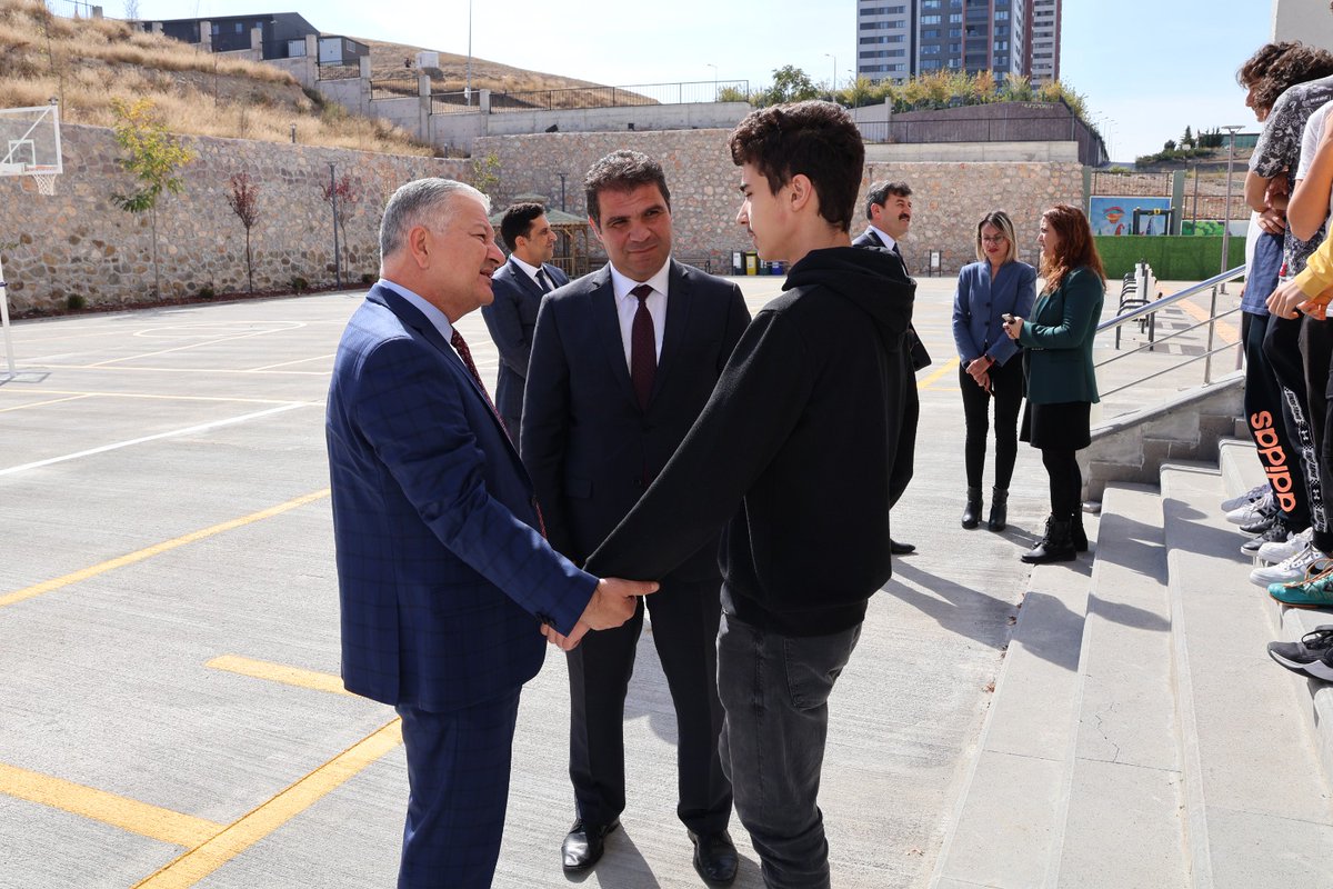 tanfatihtan's tweet photo. Kaymakamımız @DuruMurat1971, İlçe Milli Eğitim Müdürümüz @Ayhanisik37 okulumuzu ziyaret ederek incelemelerde bulundular  Okulumuz hakkında bilgi aldılar. Öğretmenlerimiz ve öğrencilerimizle sohbet eden Sayın Kaymakamımız ve İlçe Müdürümüze Nazik ziyaretleri için teşekkür ederiz. https://t.co/whBGL0Xbtn
