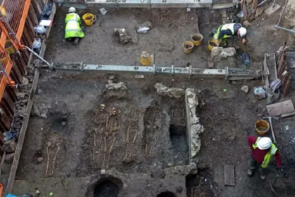 atribunasantos's tweet image. Restos mortais de 240 pessoas são encontrados abaixo de loja de departamentos: glo.bo/3ekwl4M