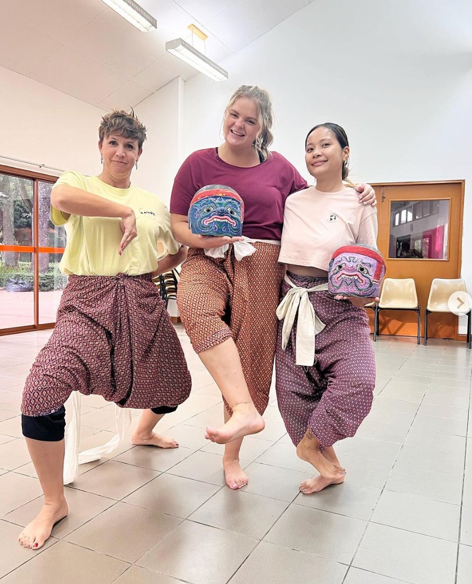 MsVanessaArts's tweet photo. When international artists come together 🙈 🎭 🇹🇭

Thank you @istatheatre for always keeping your teachers relevant, trained &amp; enveloped in the community. #internationalteacher #theatre #khontheatre #thailand #chiangmai #artist #beinspired #friendsreunion #playexplorelearn https://t.co/Bk57d71ybo