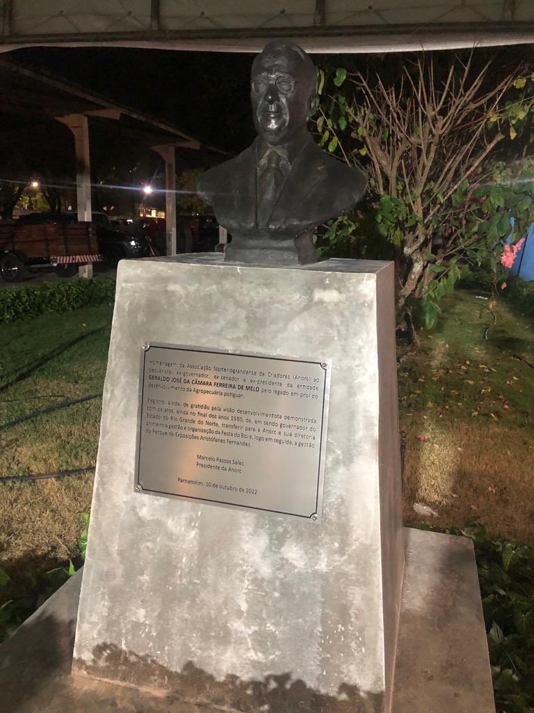 garibaldifilho's tweet photo. Na noite de ontem, prestigiei a homenagem ao meu saudoso amigo, ex-governador e ex-senador Geraldo Melo, feita pela ANORC. Uma justa homenagem para quem contribuiu com o desenvolvimento da agropecuária do Rio Grande do Norte.
#GaribaldiFilho #FestaDoBoi2022 #GeraldoMelo https://t.co/LJosnfb5Iq