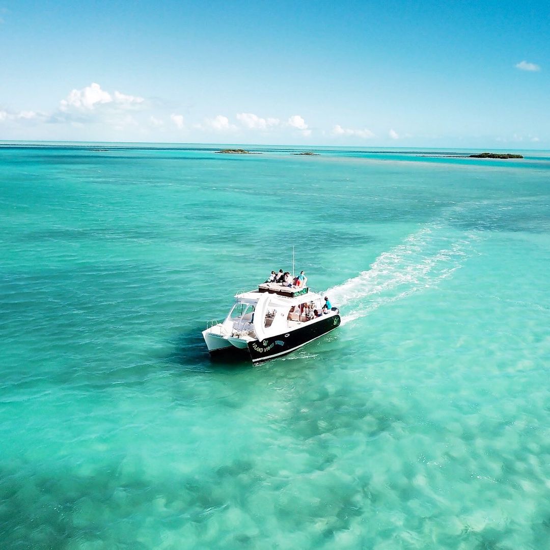 Ocean blue💙 📸: @islandvibestours . . . . #TurksAndCaicos #TCI #SisterIslands #Paradise #Caribbean #Vacation #BeautifulByNature #WeAreTurksAndCaicos #WhyILoveTurksAndCaicos #DreamDestination #Cruise #Sailing #Sunset