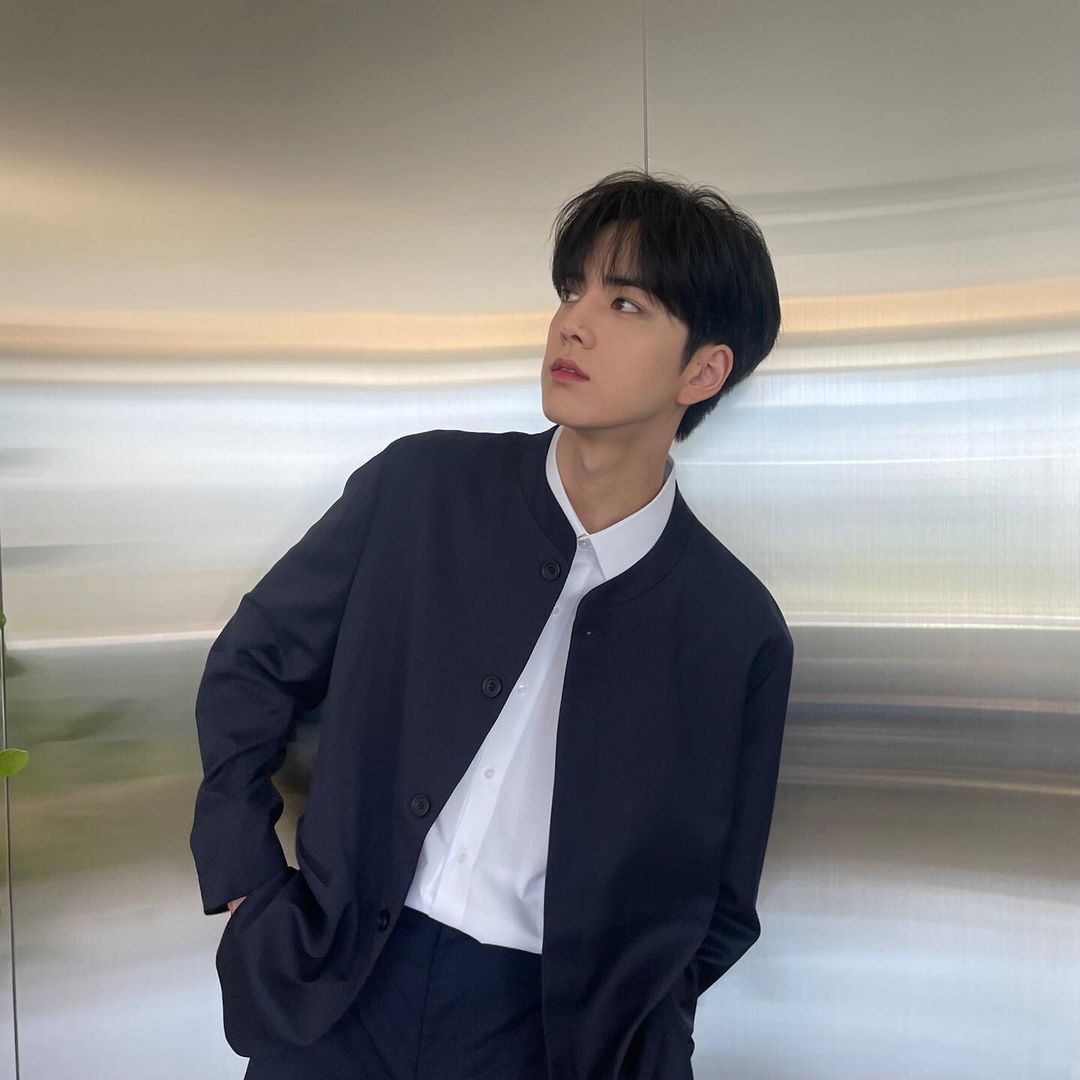 Youbghoon's tweet photo. But anyways, still wearing the outfit I had for today's schedule with Jaehyunie, I got a help from him to take my photos to show you the differences of Galaxy and iPhone's cameras! Therefore, I'm giving this new set of photos a title: “Galaxy vs iPhone”! 🌿 https://t.co/uIG3R5Ef1W