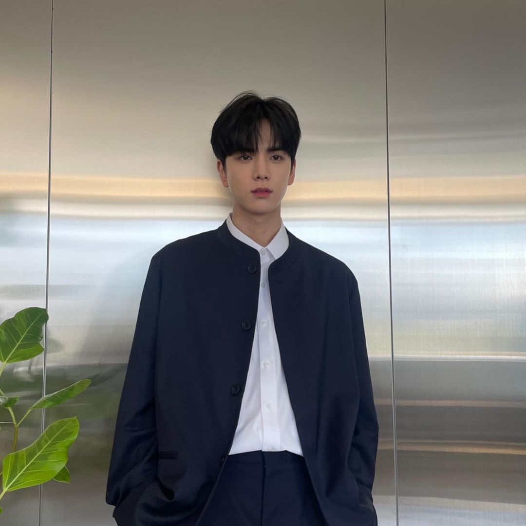 Youbghoon's tweet photo. But anyways, still wearing the outfit I had for today's schedule with Jaehyunie, I got a help from him to take my photos to show you the differences of Galaxy and iPhone's cameras! Therefore, I'm giving this new set of photos a title: “Galaxy vs iPhone”! 🌿 https://t.co/uIG3R5Ef1W