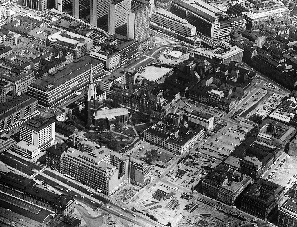 ingavisor's tweet photo. @MinnsDuSverige @mopar_sb Något efter frankeringen, 1967, hade huset till höger i bild, med Sveriges Allmänna Exportförening, på Vasagatan också rykt. https://t.co/wxfsd1uub8