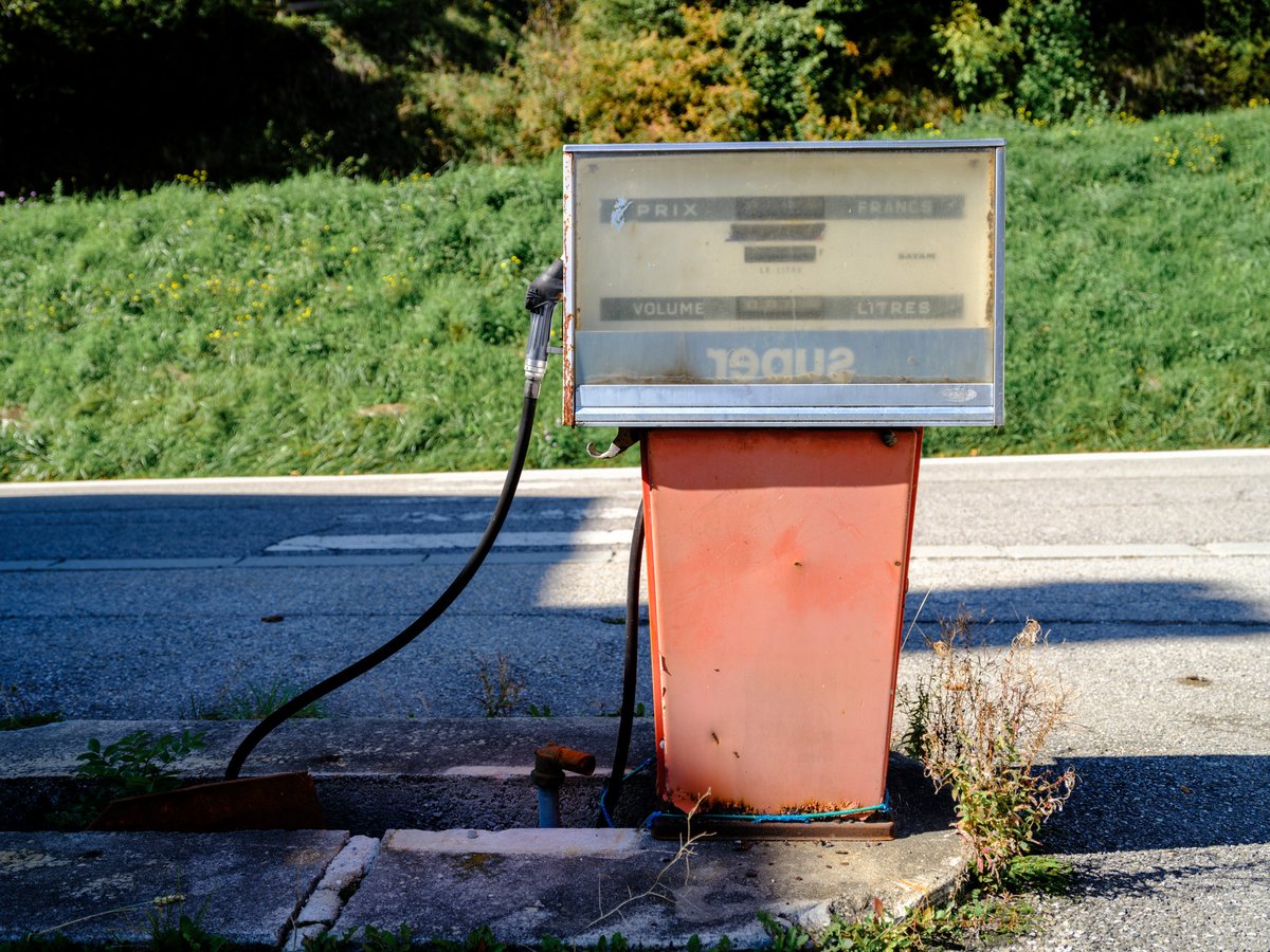 Face à la pénurie de #carburants, je partage mes bons plans de stations service pas trop fréquentées. Paiement Cash uniquement, en francs.

📍Vercors, la Bourboule et Géorgie (bonus : les bouses de vache pour se chauffer cet hiver)
📷 <a href="/fujifilmfrance/">FUJIFILM France</a> GFX100S &amp; X100F