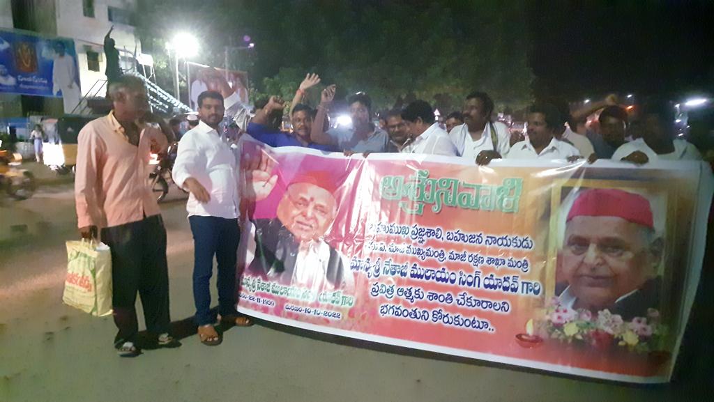 Yarragadda1982's tweet photo. @yadavakhilesh ॐ शान्ति ॐ
#RipNetaJi
#AkhileshYadav
#MulayamSinghYadav https://t.co/3iQ5Dr9bTh