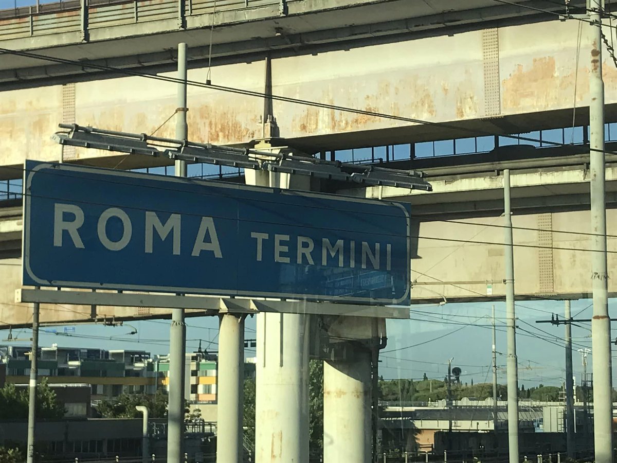 Paris Gare de Lyon _ Roma Termini 🇮🇹 Longue et bellissima journée de voyage en #train: du lever de soleil sur la campagne brumeuse à la lumière dorée de fin d'après-midi sur la cité éternelle... #slowtravel #blogvoyage #voyage #italie