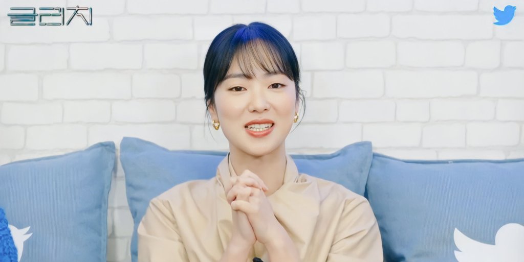 photojaneic's tweet photo. 💙🤍💙🤍 #TwitterBlueroom with #JeonYeoBeen #Gliitch https://t.co/lntMvAqq41