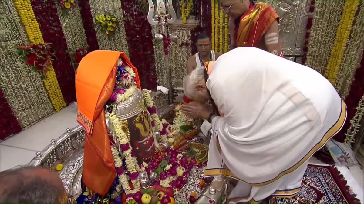 ashwin_shastri's tweet photo. अखंड मंडलाकारं व्याप्तयेन चारचरं
तदपदं दर्शितं देव तस्मै श्री गुरवे नमः https://t.co/nGFr7rLK18