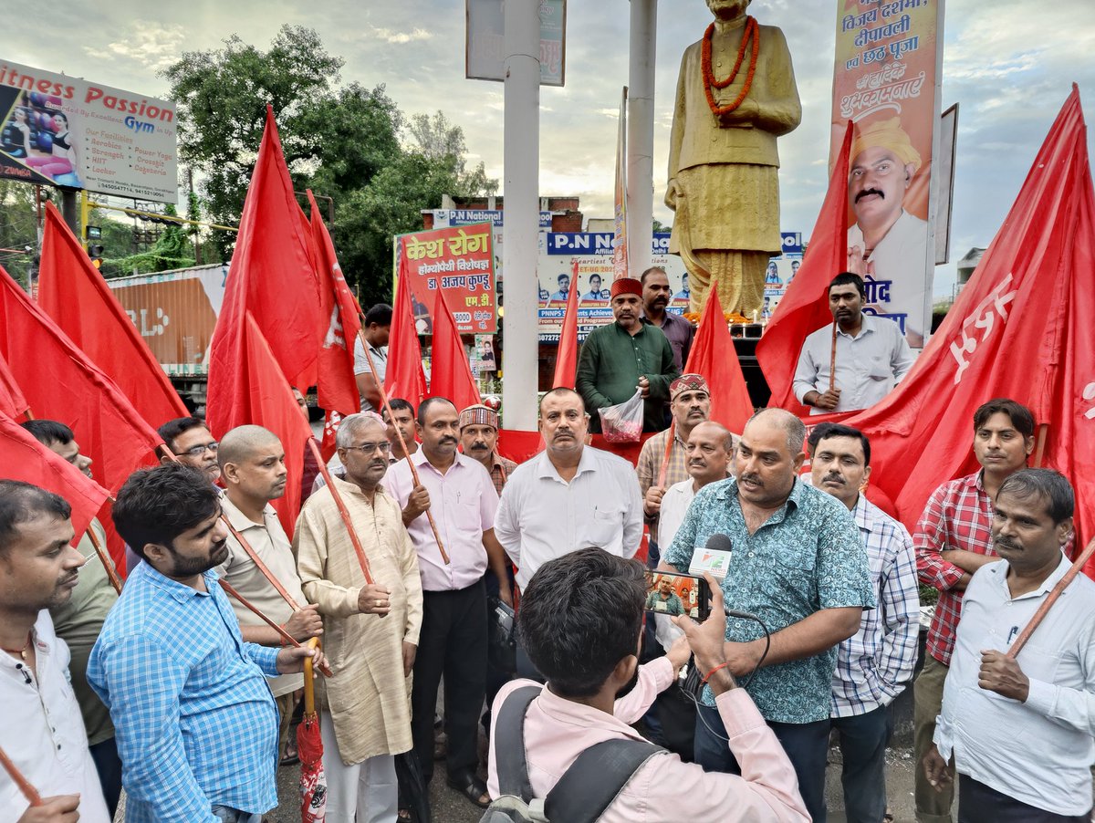 आज दिनांक 11-10-2022 को *ए आई आर एफ के पूर्व अध्यक्ष लोकनायक जयप्रकाश नारायण* जी की जयंती पर *विशाल दीपदान। <a href="/2Ermu/">ERMU ASN-2</a> @AIRF15853780 <a href="/ShivaGopalMish1/">Shiva Gopal Mishra</a>