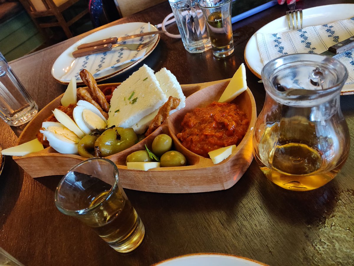 Е па дечки ако сте за вкусна храна, супер услуга, релакс атмосфера кај <a href="/tome_corner/">Професор Цветковић</a> it is.
👌🏻👌🏻👌🏻