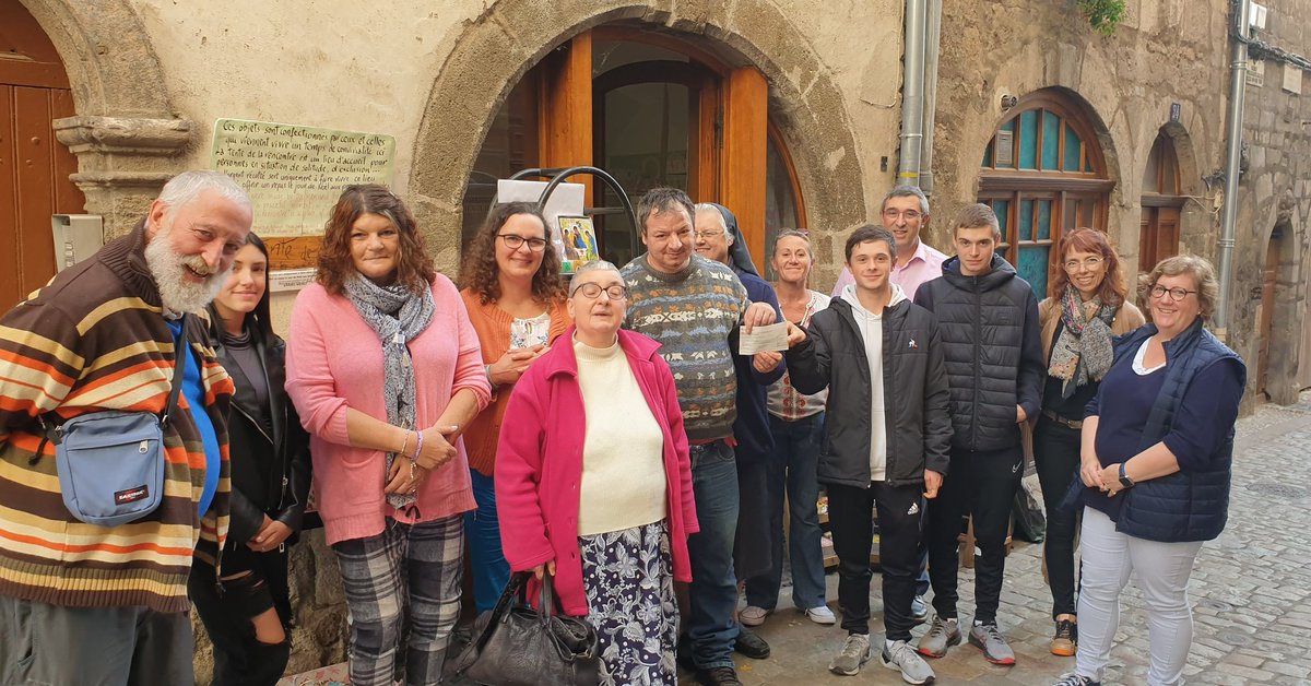 ESSJC43's tweet image. LA TENTE DE LA RENCONTRE, rue du Collège,  tient toutes ses promesses !
Nous y avons retrouvé Sœur Anne-Catherine et ses amis pour remettre un chèque de 1070 €, fruit du bol de riz réalisé l'année dernière au profit de l'association. 
👏👏👏 pour le travail qui y est entrepris !
