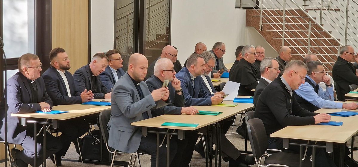 pallotyni's tweet photo. W Konstancinie- Jeziornie rozpoczął się dwudniowy Zjazd rektorów i proboszczów warszawskiej Prowincji pallotynów. https://t.co/1IVfWjR29m