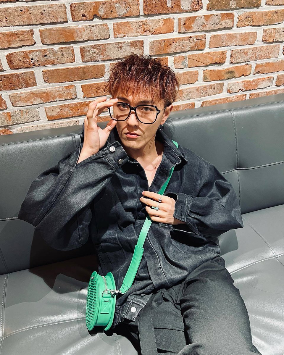 Let's listen to iKON's new song!

youtu.be/qqNtLbRQxgE

YOUR VOICE OUT NOW
#iKONに届けコニギの声
#みんなで歌いたい_君の声
#DONGHYUK <a href="/D_dong_ii/">김동혁</a>