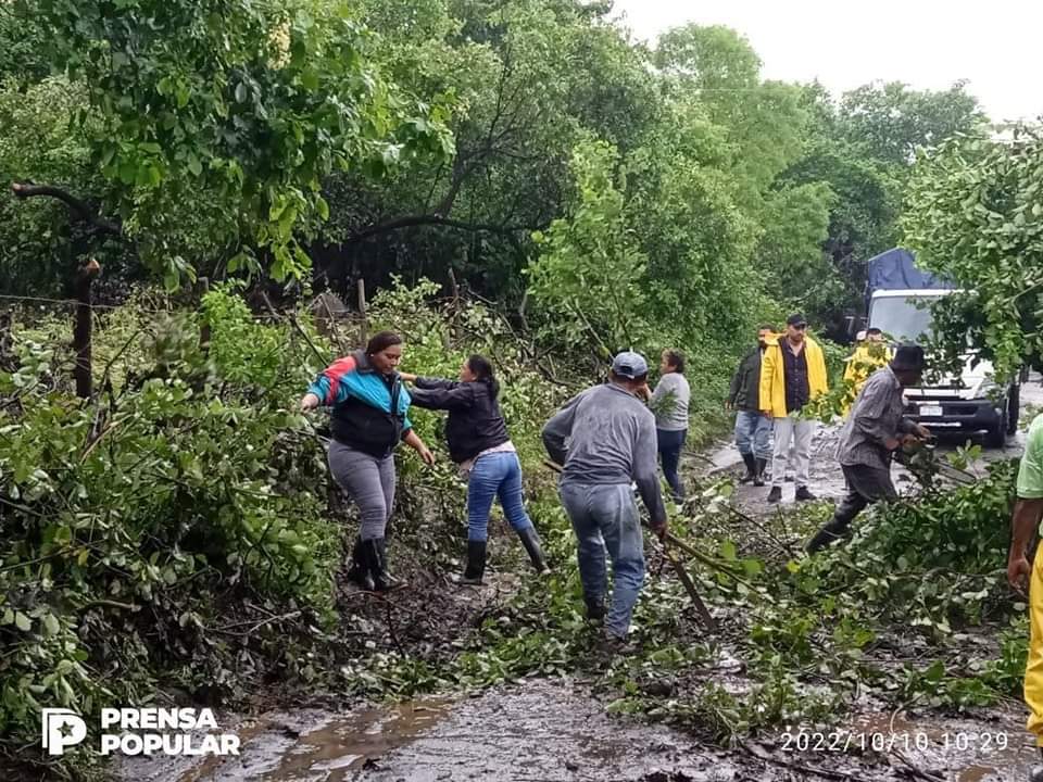 El gobierno local y las autoridades de los municipios ayudando con los estragos de la tormenta tropical Julia #2022PuebloVictorioso