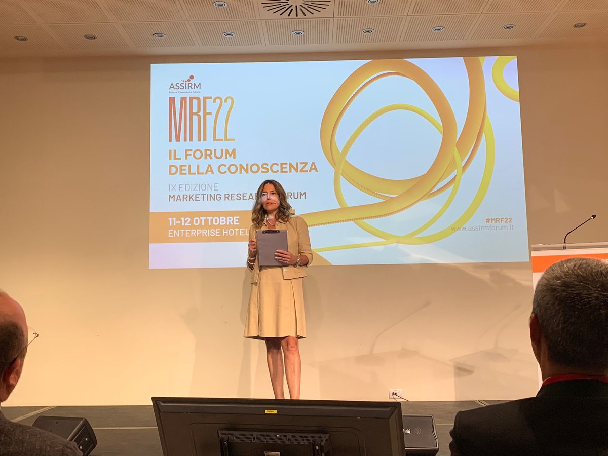 AssirmRicerca's tweet photo. #MRF22
Il Presidente di #Assirm, @lucchi_matteo, introduce sul palco @rosalbareggio, Responsabile Web Tv @sole24ore che modererà la due giornate di Marketing Research Forum, il #ForumDellaConoscenza! https://t.co/VcdZzVV5v4