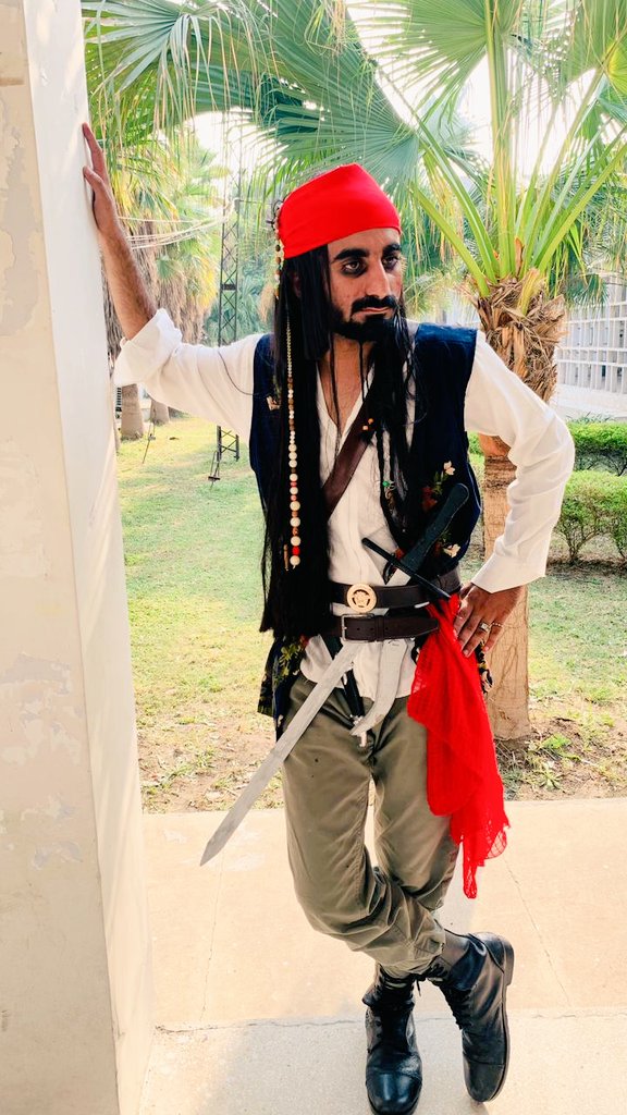 'This is the day you will always remember as the day you almost caught Captain Jack Sparrow.'
#Daku_Day
#Golden_week
#Finalyeardiaries