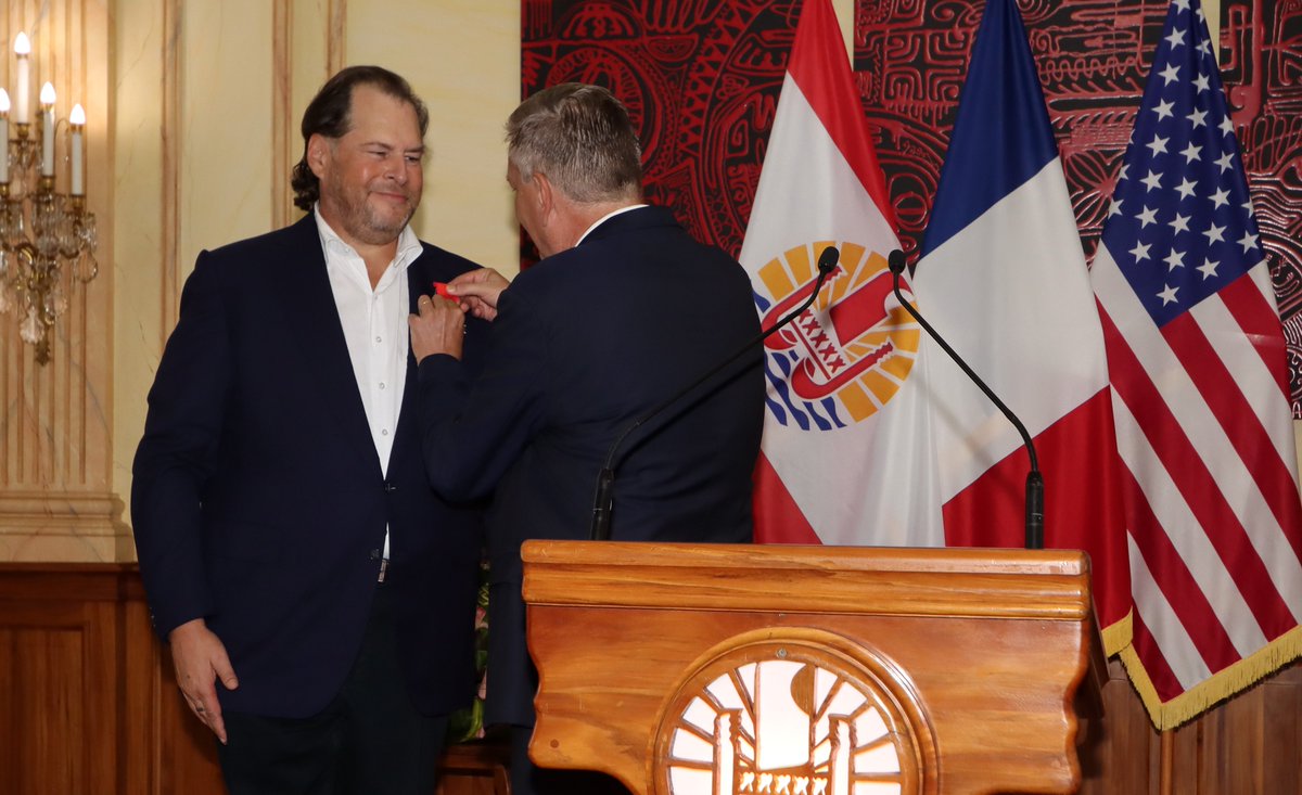 SalesforceFR's tweet photo. Notre CEO @Benioff a été décoré par la France 🇫🇷
Pour son soutien et ses dons de matériel médical à la Polynésie Française 🇵🇫 pendant la crise sanitaire, Marc Benioff a été fait Chevalier de la Légion d’honneur 🏅 https://t.co/TWXBzHh7jv