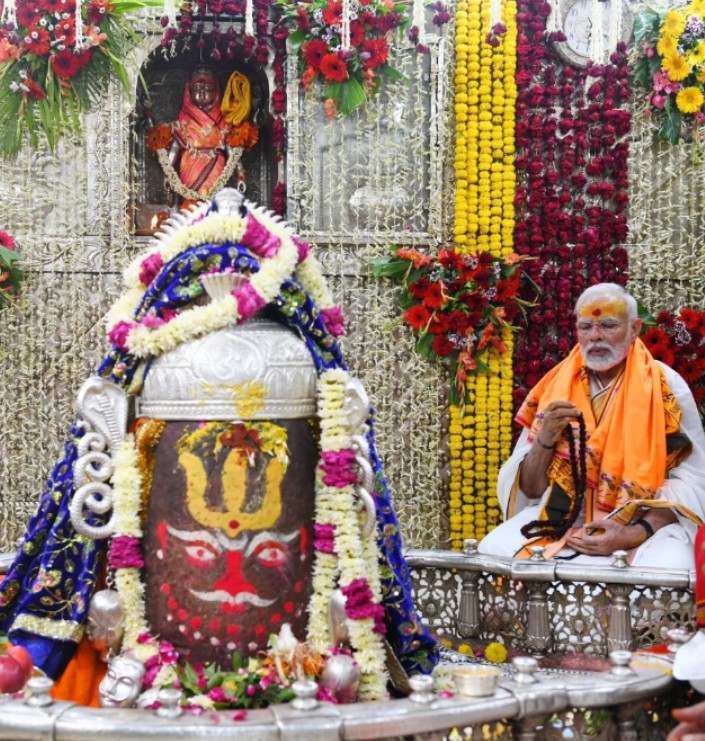 iam_Manoj_patel's tweet photo. जय श्री महाकाल 👑🙌
@narendramodi 
@ChouhanShivraj 
महाकाल राजा की नगरी उज्जैन में। https://t.co/8e1mc0Upe0