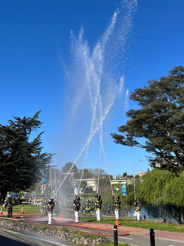 VegaMonumental's tweet photo. El lunes 10 de octubre, la Décima Compañía de Bomberos de Concepción (Bomba Lorenzo Arenas) celebró 46 años de vida. Empresas Vega Monumental no podía perderse esta fecha tan importante para nuestros queridos vecinos voluntarios, que siempre están ahí para proteger a la comunidad https://t.co/42cSUPLag1