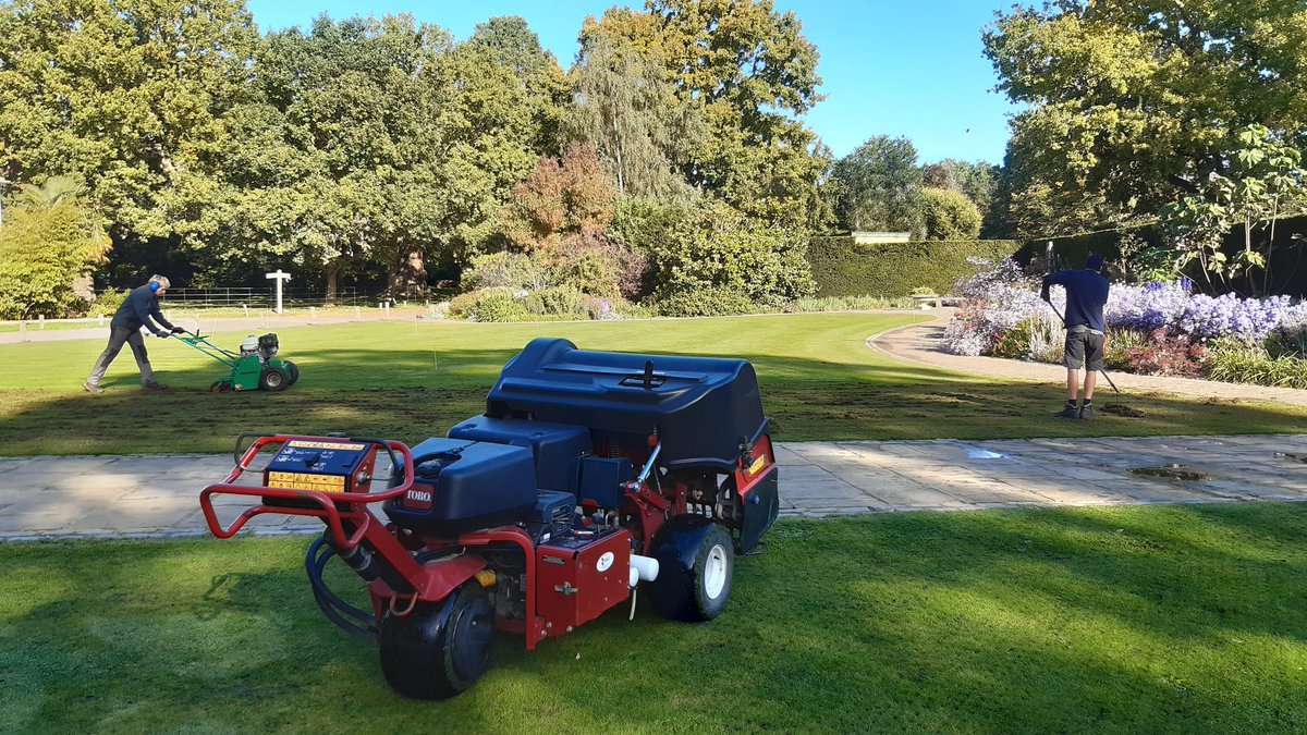 All hands on deck for autumn lawn maintenance this morning at Pembroke Lodge <a href="/theroyalparks/">The Royal Parks</a> #Procore and #Graden making it look easy 💪