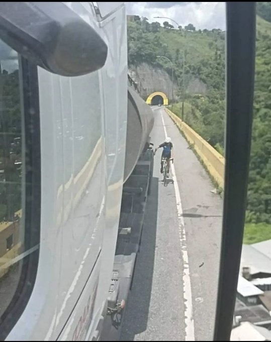 IChaborro's tweet photo. ¿Si le llega a pasar algo al ciclista de quién es la culpa? https://t.co/gs85y4D748