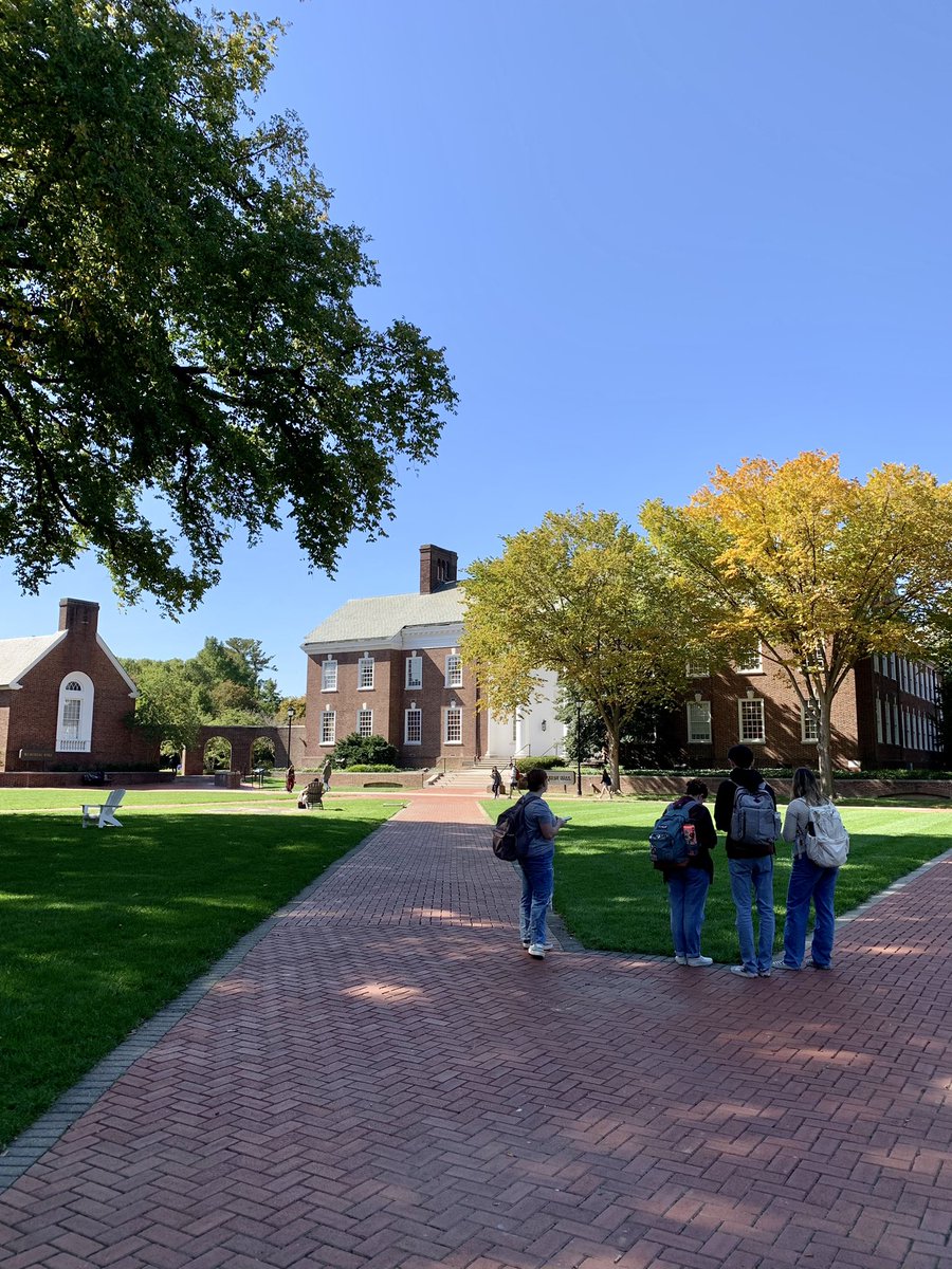 My most favorite day of the semester is here!! What a gorgeous #Fall day on <a href="/UDelaware/">Univ. of Delaware</a> campus for my #GIS students to collect campus data w/ <a href="/EpiCollect/">Epicollect5</a>. This <a href="/udceoe/">UD College of Earth, Ocean and Environment</a> course component introduces them to the power of #communityscience &amp; #OpenData.