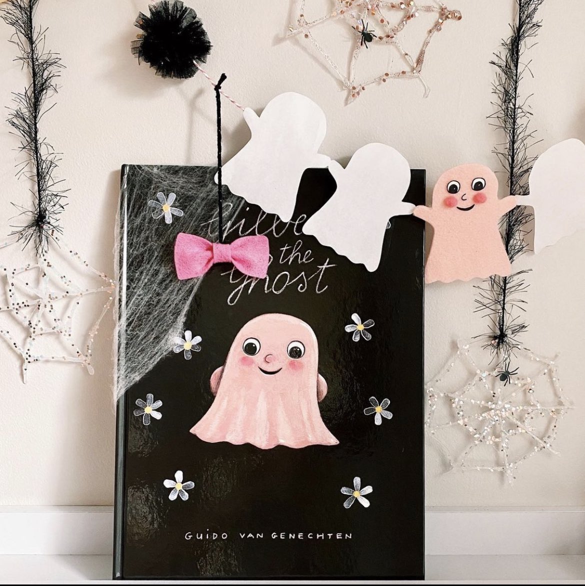 Get ready for Halloween with Gilbert the Ghost! 👻 This bestseller is a warm book about a different and special ghost, about fitting in and being true to yourself!
Get your copy before Halloween! amzn.to/3Ml1l1e

#kidlit #picturebooks #Halloween2022
