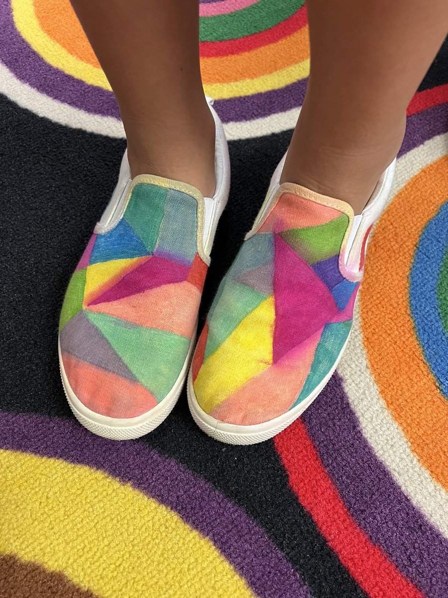 I just L♥️VE when my artists get creative at home! This fab #5thgrader created her own pattern on her shoes! #ARTtastic #geometric @PDSD_Pennell @MrsBlaisse #penndelcoproud