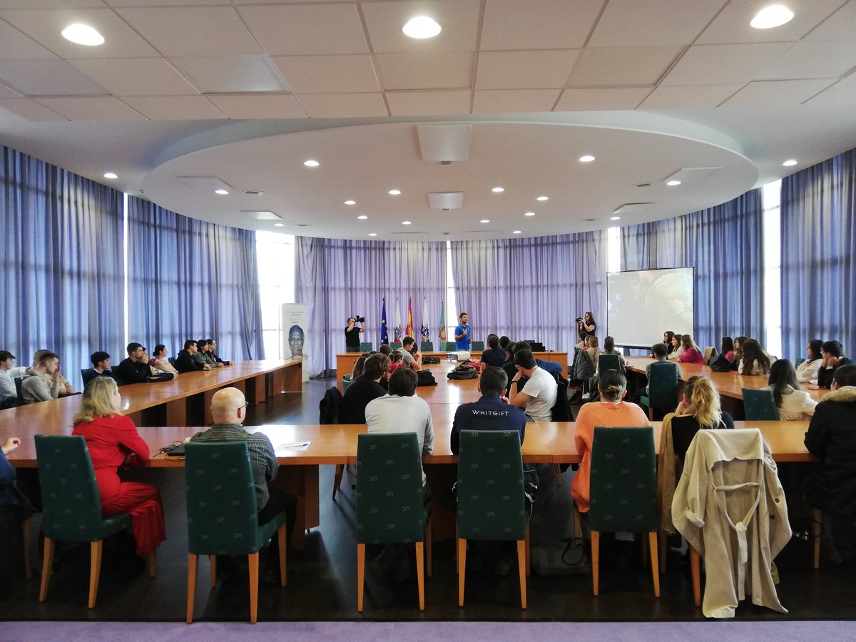 Cautivadora la conferencia de <a href="/explorernacho/">Nacho Dean</a> a los alumnos de  Derecho y Administración de Empresas de <a href="/unican/">Universidad de Cantabria</a> sobre los retos que ha superado para poner el foco en la humanidad y el planeta tierra y lo que tenemos que hacer para conservarlos.
