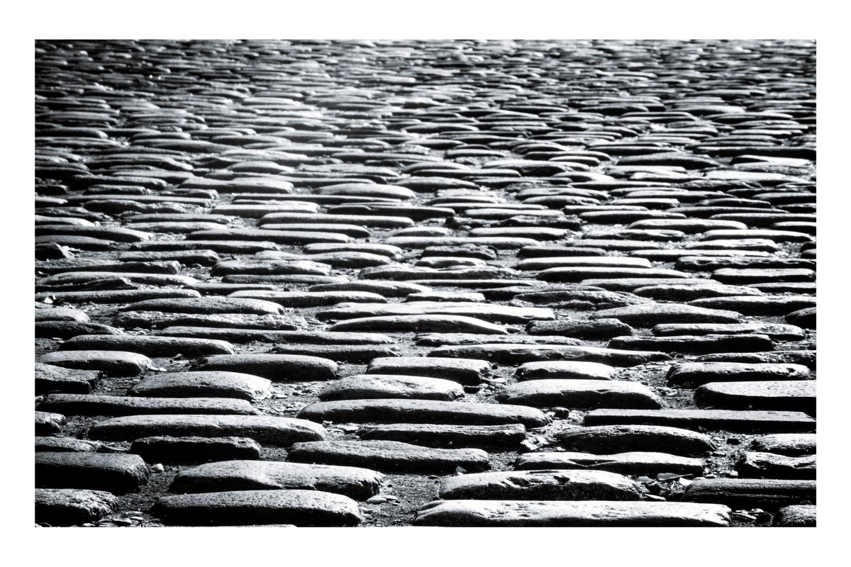 cobblestones

#lumix #365challenge #365in2022 #streetphotography #oneaday  #photowalkpodcast 
clcart.co.uk/post/cobblesto…