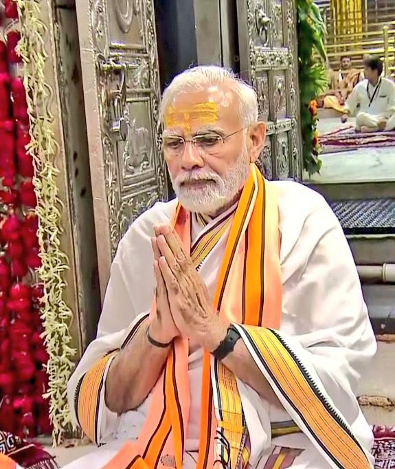 ShefVaidya's tweet photo. This man is blessed. And we are blessed to have him lead Bharat.  https://t.co/8CkF0WRJYQ