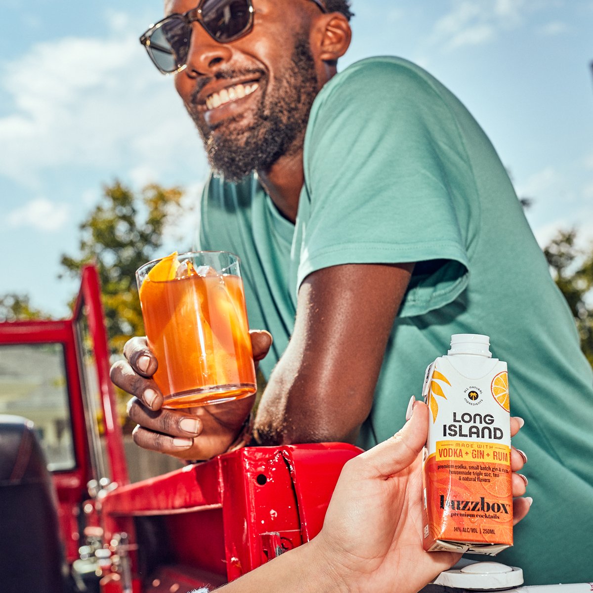 buzzbox's tweet photo. It takes two to tailgate, and our Long Island is your crew's perfect companion. Ditch the bottles, mixers, and shakers—keep the premium cocktail experience. 🍹 Cheers, buzztender.
#buzzbox #buzzboxcocktails #longisland #tailgate #gameday https://t.co/tYGKS9zcdC