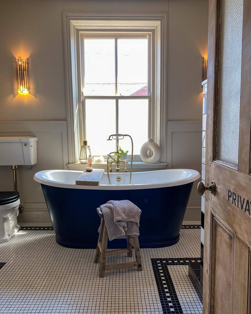 I have my bathroom back! (Swipe for the before) After washing the dishes in here for  the past 5 months I can now take a soak without worrying about an onion floating past 😆 #ifyouknowyouknow #kitchenrenovation #handysnack 

#bathroominspo #bathroomd… instagr.am/p/CjlEh4yItqe/