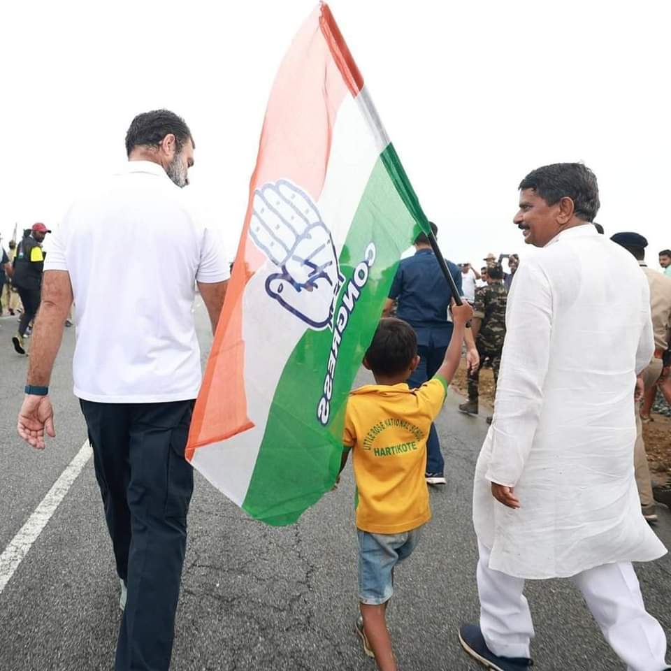 Pramodsehwaginc's tweet photo. ये भीड़ नहीं जनसैलाब है, हम सबका भारत को एकजुट करने का ख्वाब है।

#BharatJodoYatra में उमड़ रहे जनसैलाब की भावनाएं स्पष्ट हैं- महंगाई, बेरोजगारी, अन्याय के विरुद्ध लड़ाई लड़ेंगे।
@RahulGandhi 
@DeependerSHooda https://t.co/gZxNoYHJsm