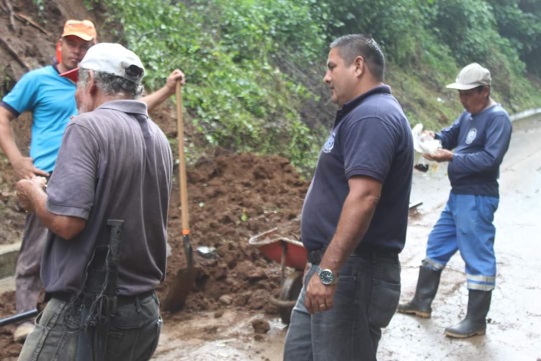 Nuestro equipo de Cuadrilla se encuentra en la Colonia Solmina, realizando labores de remoción de lodo en dicha zona ocasionado por la ahora Depresión Tropical Julia.