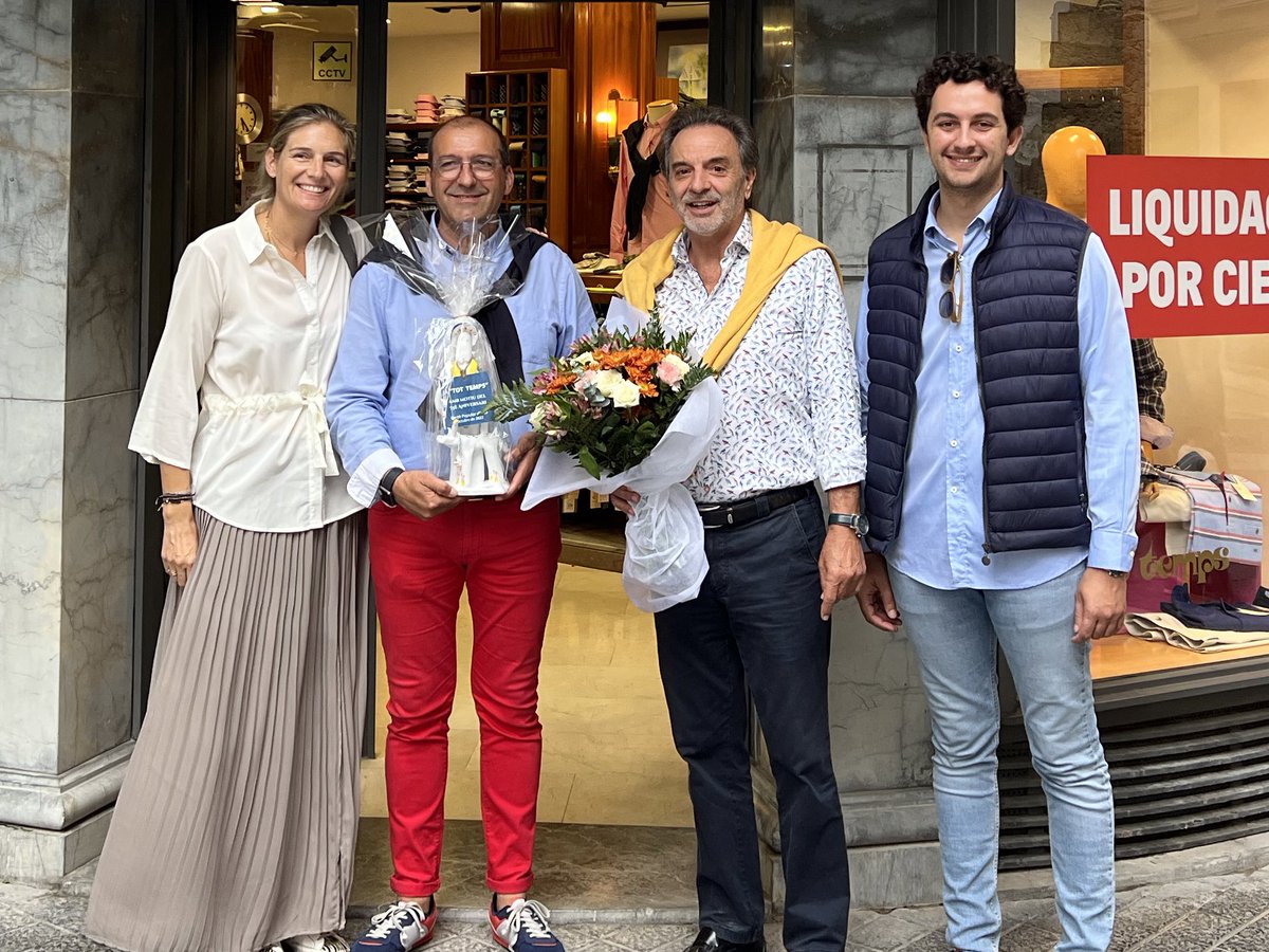 PedroMasBergas's tweet photo. Avui hem visitat TOT TEMPS per felicitar-los al seu 🎉75è aniversari.
Comerç emblemàtic de la nostra ciutat que ha vestit a padrins, pares i fills de la Comarca del Raiguer.
Gràcies Tolo Prat per la teva trajectòria.
#siurell #comerçInca #gracies https://t.co/Mz25oZuBGj