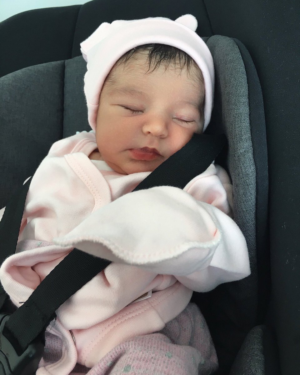 Tüm kız çocuklarının eşit ve adil olduğu, özgürce hayal kurduğu ve o hayalleri geçekleştirdiği bir dünya diliyorum🙏
Dünya kız çocukları günümüz kutlu olsun🌸
ALİNA🤍