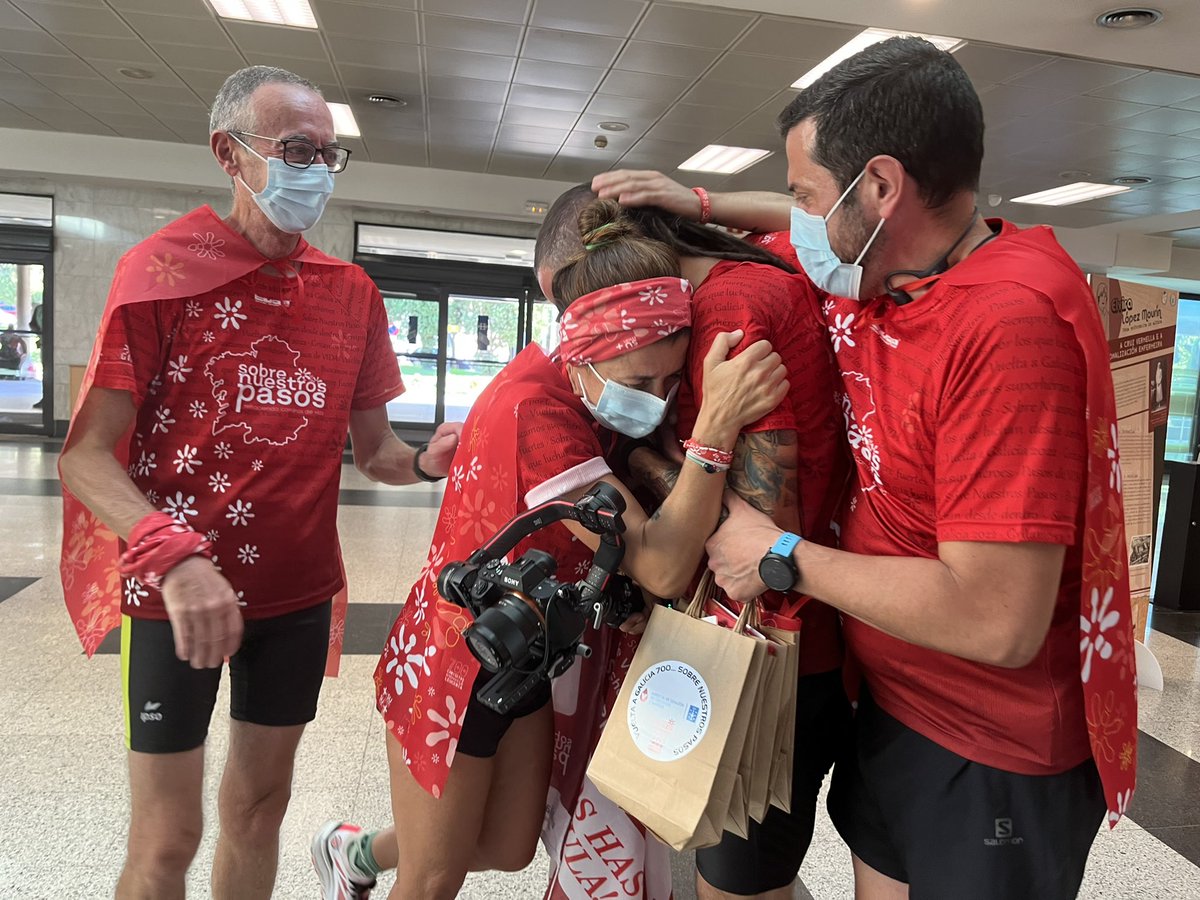 santiagosergas's tweet photo. 💪👏👏Viñeron ao Clínico transmitir forza e conseguírono! Tarde de emocións, de sensibilidade e de xenerosidade!! Bravo #Frangil contra a #leucemia
🏃🏻♀️🏃♂️Chegaron de Bergondo e e xa partiron cara Caldas de Reis. Última parada do camiño solidario, Vigo!👏 https://t.co/qox2hF5S6V