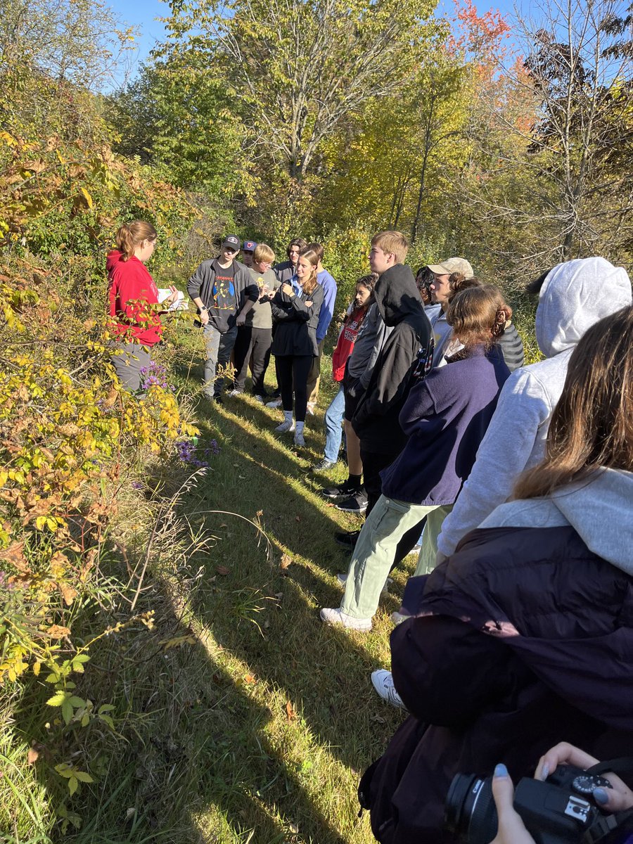 OCONMRSHOLTZMAN's tweet photo. ⁦@OconHS⁩ #IBSpanish and #APEnvironmentalScience students helping at ⁦@NeighborMKE⁩! #Phenology #SeedCollecting #SeedSorting https://t.co/urMiYHzpQt