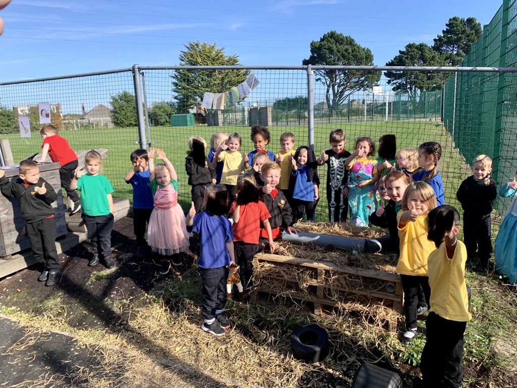 MissHenryMA's tweet photo. We gave our bugs in Reception a home today and built them their very own Bug Hotel!! 🏨 🐛 🐞 🐜 Thank you so much to all of the parents for your  kind donations to make this possible! @ManorsidePoole https://t.co/YpZd8Uj1Nf