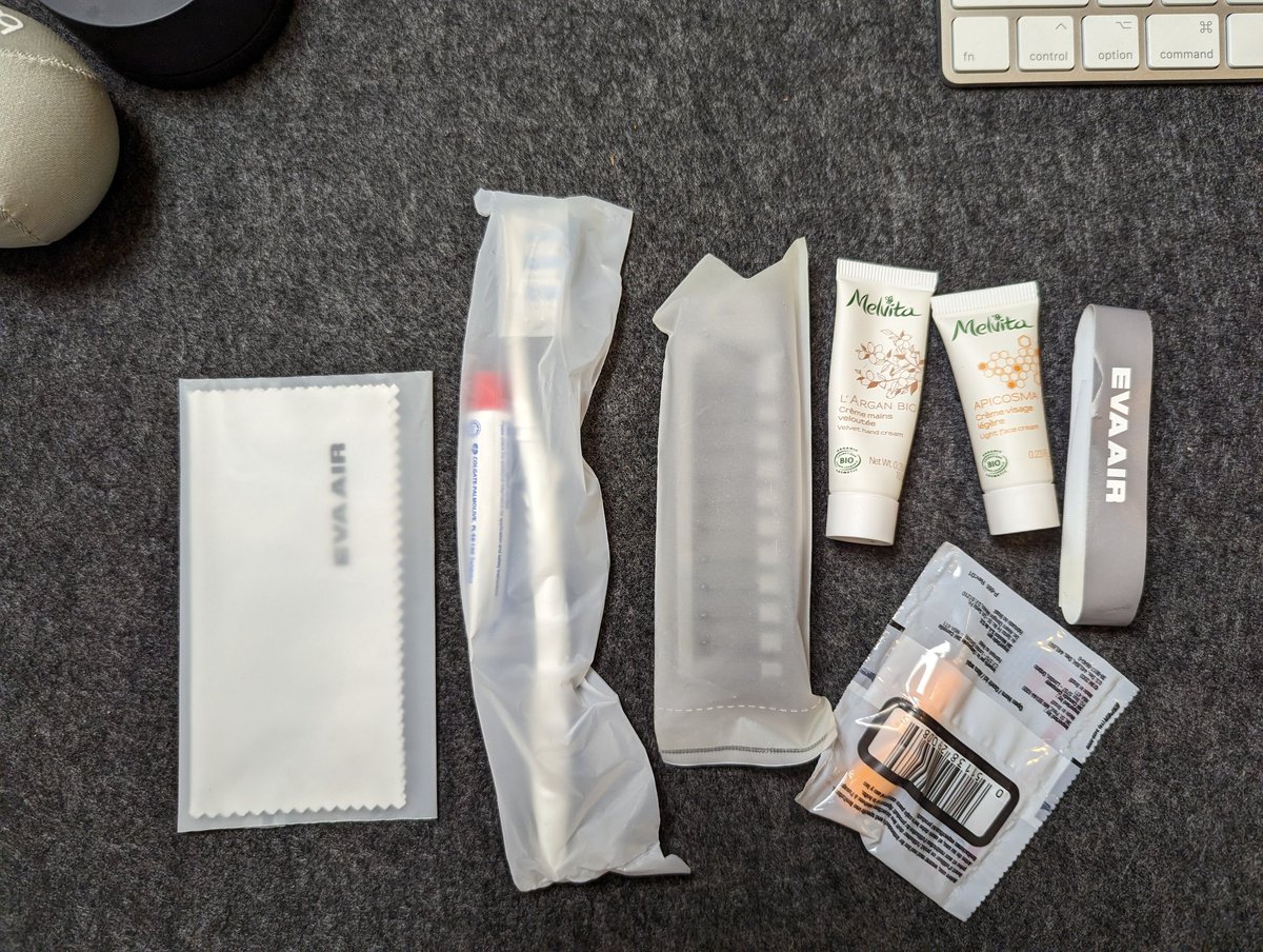 Saiyai's tweet photo. จัดบ้านละเจอ amenity kit ของ BC Eva air เป็นน้อง #rimowa ใบจิ๋ว ส่วนตัวมีอยู่หลายอันแล้ว เลยเอามาแจกดีกว่า ใบสีเงิน ของข้างในมีตามภาพเลย แต่ใบสีขาว ไม่มีของแล้วมีแต่ริโมว่า ใครอยากได้ไปเก็บของเล็กๆ น้อยๆ ฝาก follow &amp; rt โพสต์นี้น้า สิ้นเดือน 30 oct มา random ชื่อแจกจ้า ✈️ https://t.co/5t9spXvQuH