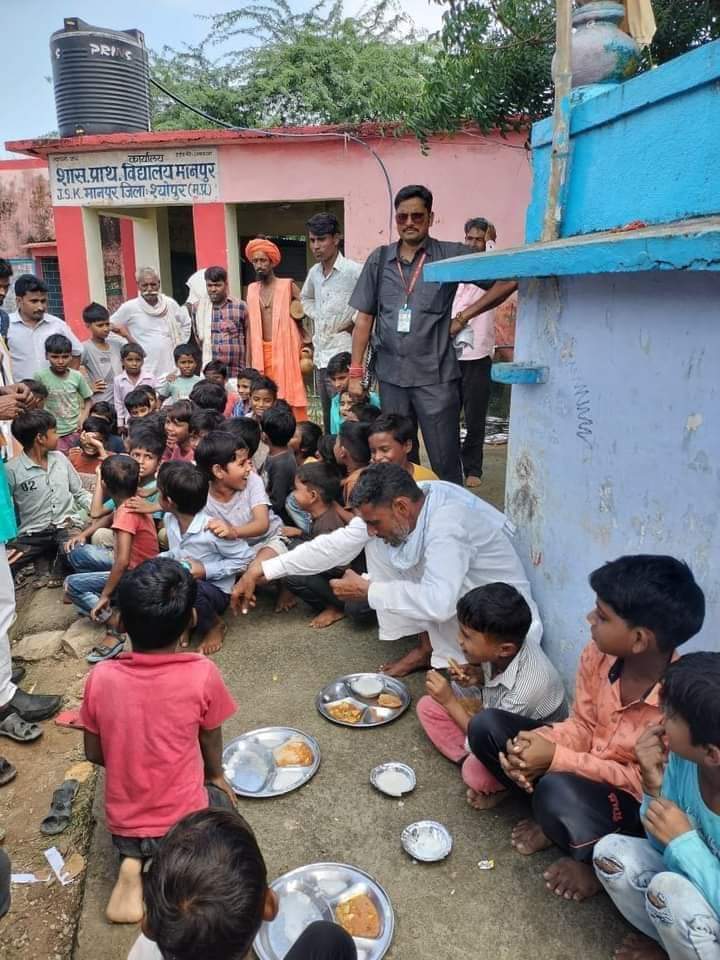 एक विधायक ऐसा भी जो एक आम आदमी कि तरह रहता है
नाम है बाबूलाल मीणा श्योपुर (मध्यप्रदेश)
<a href="/babujandel/">Babu Jandel Meena MLA</a>
