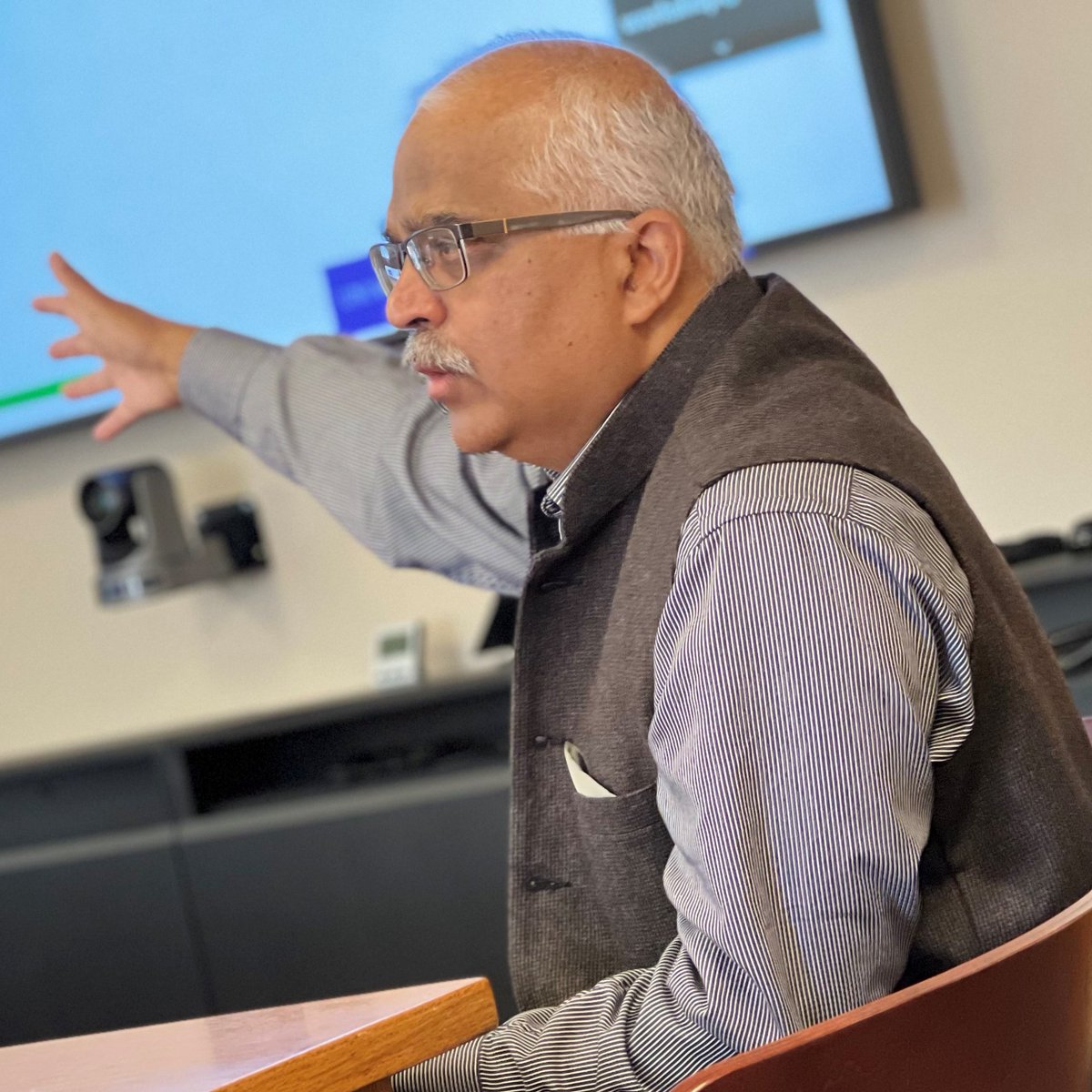 Ostrom_Workshop's tweet photo. So fun to gather in person and discuss research that impacts us all. Thank you Dr. Aseem Prakash & Dr. @NivesDolsak for your work on Decarbonization and Supply Chains: Public Support for the Thacker Pass Lithium Mine @jess_stein84 #commons #ostromworkshop #environment #research https://t.co/pNEaFkf14f