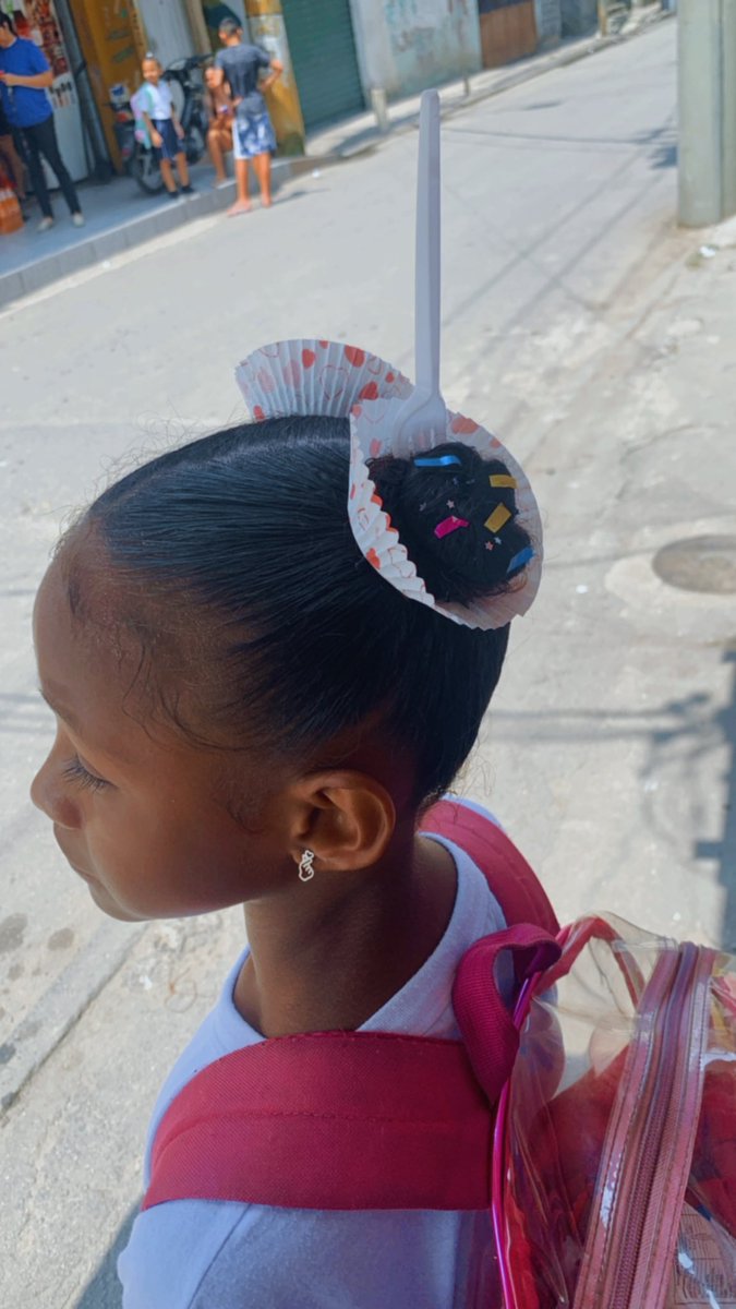 Dia de penteado maluco na escola 🧁

Lancei o cupcake 😂🫶🏾