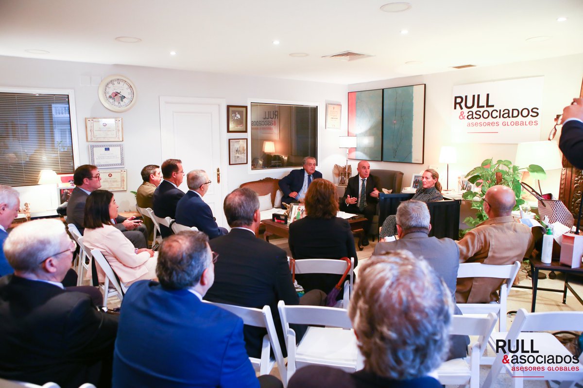 🙌 Desde #RullyAsociados damos las gracias a los asistentes que en el día de ayer asistieron al arranque de esta nueva temporada de #CaféconRull 🔝

👉 Puedes ver la galería completa en flic.kr/s/aHBqjAaveY
📸<a href="/manueljesussol/">𝘊𝘢𝘳𝘱𝘦 𝘋𝘪𝘦𝘮 𝘍𝘰𝘵𝘰𝘨𝘳𝘢𝘧𝘪𝘢</a> 

#Innovación <a href="/Ayto_Sevilla/">Ayuntamiento de Sevilla</a> <a href="/antoniomunozsev/">Antonio Muñoz</a>