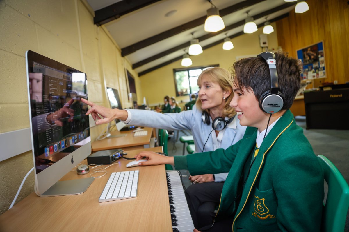 The #edgeboroughexperience captured beautifully in new professional shots. Pupils are engaged & interacting with their learning, their teachers and their peers. No setups, simply EB. Doing what we do best.
#servinggreatnessdaily @filmpunks_tv @ISC_schools @iapsuk @psbacc